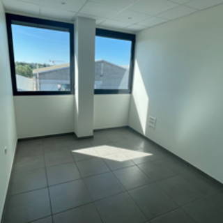 Bureau privé 11 m² 2 postes Coworking Rue des Aulnes Champagne-au-Mont-d'Or 69410 - photo 1